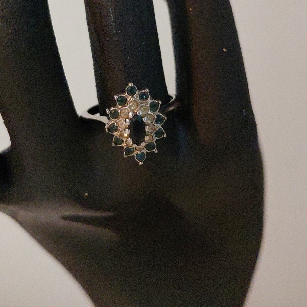 Source Unknown Elegant Silver Ring with Green and White Gems